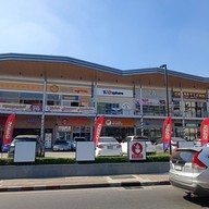 หน้าร้าน เจ๊สมชาย ก๋วยเตี๋ยวแคะ โครงการเดอะพร้อมดินแดง