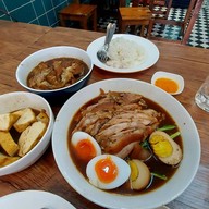 ขาหมูคาเฟ่ (สูตรฮ่องเต้)