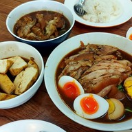 ขาหมูคาเฟ่ (สูตรฮ่องเต้)