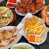 พิซซ่าปัง & น้ำผลไม้สดปั่น By.. เดือนคอฟฟี่ (ซอยอยู่เย็น บ่อแฮ้ว)