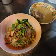 เมนูของร้าน ชายสี่บะหมี่เกี๊ยว สาขา หน้าธนาคารกรุงศรีอยุธยา