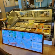 ไอติมกะทิเมืองกรุง Coconut Ice Cream และน้ำมะพร้าว ห้างเทอมินัล 21 (Terminal 21) ชั้น 5 ในศูนย์อาหาร Pier 21