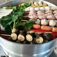 ลูกชิ้นนึ่งสมุรไพร คนรุม