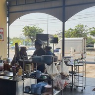 บรรยากาศ เจ๊หงษ์ข้าวมันไก่ ถนนกาญจนาภิเษก
