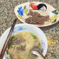เมนูของร้าน ก๋วยเตี๋ยวเฮียธง ลูกชิ้นเนื้อวัว