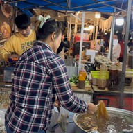 แม่รุ้งแกงเส้น ยูดีซอย4