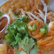 ผัดไทย-หอยทอดกระทิงแดง กลางซอย>ตรงข้ามร้านซักผ้าหยอดเหรียญ