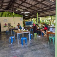 แม่หมีขนมจีนข้าวแกง