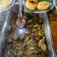 แม่หมีขนมจีนข้าวแกง