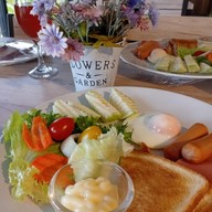 ดิวอี้ ฮิลล์ แคมป์ปิ้ง แอนด์ คาเฟ่ (DEWY HILL CAMPING AND CAFE)