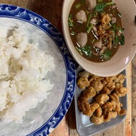 เมนูของร้าน ก๋วยเตี๋ยวเรือน้าชู ตลาดหลังกระทรวงการคลัง