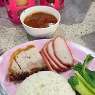 ชุนฮั้ว บะหมี่เกี๊ยวหมูแดง สามแยกปักธงชัย