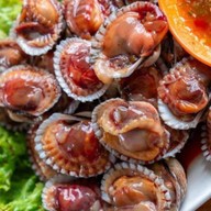 เจ้ชม แซ่บซีฟู้ดส์ หอยแครง  หอยแมลงภู่ หอยนางรม ยำแหนม  ยำขนมจีน ปลาเส้นทอด เกี๊ยวกุ้ง  ปอเปี๊ยะทอด  ใส้กรอกอีสาน food market สาย 3