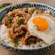 MOMO : ข้าวหน้าหมูสไลด์-ข้าวไข่ข้น