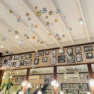 หน้าร้าน Mirror Mirror