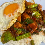 กะเพราหมูกรอบ หมีใหญ่ ให้เยอะ ถนนเฉลิมพระเกียรติ ร.9