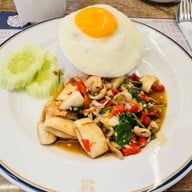 ถูกและดี Food land พัทยากลาง
