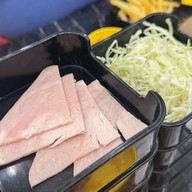 หมูสองชั้น เดอะ พร้อม ดินแดง