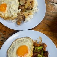 กะเพราหมูกรอบ หมีใหญ่ ให้เยอะ ถนนเฉลิมพระเกียรติ ร.9