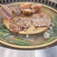 หมูสองชั้น เดอะ พร้อม ดินแดง