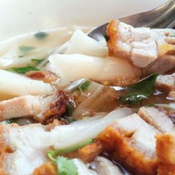 ก๋วยจั๊บข้าวหมูแดง