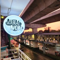 Nom Nom นมสด ปังปิ้งเนยหอมๆ -