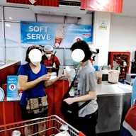 หน้าร้าน Macro Soft Serve