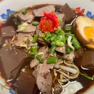 เมนูของร้าน ก๋วยจั๋บเจ้าเก่าหน้าวัดพระศรีรัตนมหาธาตุ