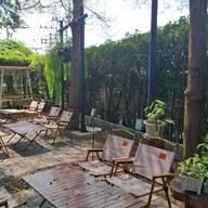 บรรยากาศ Pareto Cafe' พาเรโต้ คัฟเฟ่ หน้าโรงเรียนอนุบาลปทุมธานี