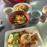 เมนูของร้าน ก๋วยเตี๋ยวต้มยำหมูกรอบ เจ๊ดำ (ลำลูกกา)