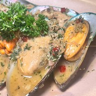 Charm Eatery and Bar สาธร