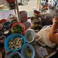 เจ๊หมวย ก๋วยเตี๋ยวเย็นตาโฟ (ลูกชิ้นกุ้งทำเอง)