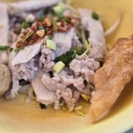 ก๋วยเตี๋ยวลูกชิ้นปลาลุงกับป้าท่าดินแดง