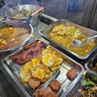 ข้าวราดแกง บ้านคลอง