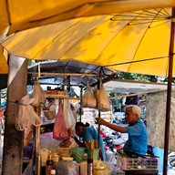 ก๋วยเตี๋ยวลูกชิ้นปลาลุงกับป้าท่าดินแดง