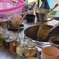 ก๋วยเตี๋ยวลูกชิ้นปลาลุงกับป้าท่าดินแดง
