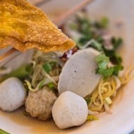 ก๋วยเตี๋ยวลูกชิ้นปลาลุงกับป้าท่าดินแดง
