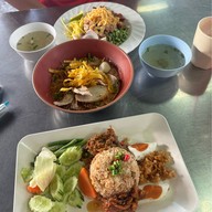 เมนูของร้าน ก๋วยเตี๋ยวต้มยำหมูกรอบ เจ๊ดำ (ลำลูกกา)