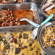 ก๋วยเตี๋ยวเรือหมู&ข้าวซอยไก่ พระยาสุเรนทร์ซอย4