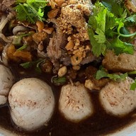 ก๋วยเตี๋ยวแคปหมูยายเพ็ญสาขา 5 (ม.ราชภัฏสกล) ประตู 5