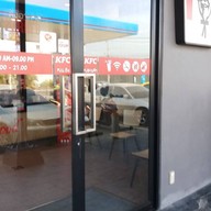 หน้าร้าน KFC ปตท. ซอยมังกร