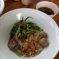 เมนูของร้าน นาย ป. ก๋วยเตี๋ยวเนื้อ-ข้าวขาหมูไร้เทียมทาน บ้านนา