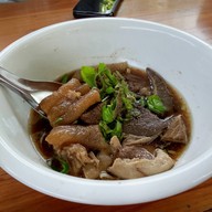 เมนูของร้าน นาย ป. ก๋วยเตี๋ยวเนื้อ-ข้าวขาหมูไร้เทียมทาน บ้านนา