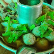 แม่อิ่ม ก๋วยเตี๋ยวเนื้อตุ๋นหมูตุ๋น -