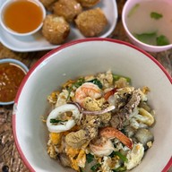 เมนูของร้าน เจ๊แต๋ว ข้าวแห้ง-ข้าวต้มปลา @บ้านบึง สาขา1