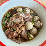 ร้านก๋วยเตี๋ยวลุงเอกลูกชิ้นทำเอง ต้นธงชัย