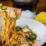 เมนูของร้าน ก๋วยเตี๋ยวเรือถูกปากนครชัยศรี