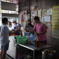 ข้าวหมูแดงนายโอวนครสนุก สี่แยกวรจักร ไม่มีสาขา