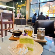 BEYOND CAFE (บียอนด์ คาเฟ่ กาแฟ เค้ก) สาขาสนามกีฬาเวสสุวรรณ