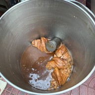 ข้าวขาหมูมันอยู่ในกระทะ เฮียเพ้งตรอกโรงหมู ซอยสุกร